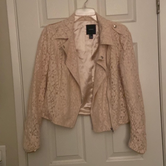 Powder pink lace and silk coat. - Picture 2 of 5